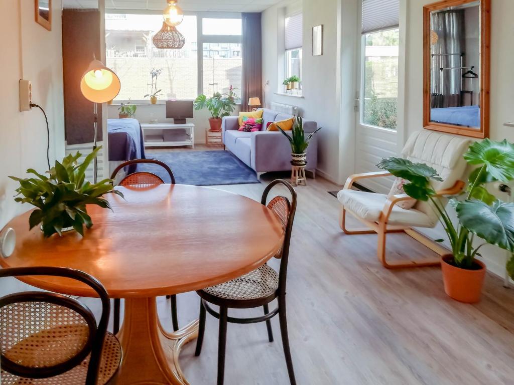 霍赫芬Studio Brinkstraat的客厅配有木桌和椅子