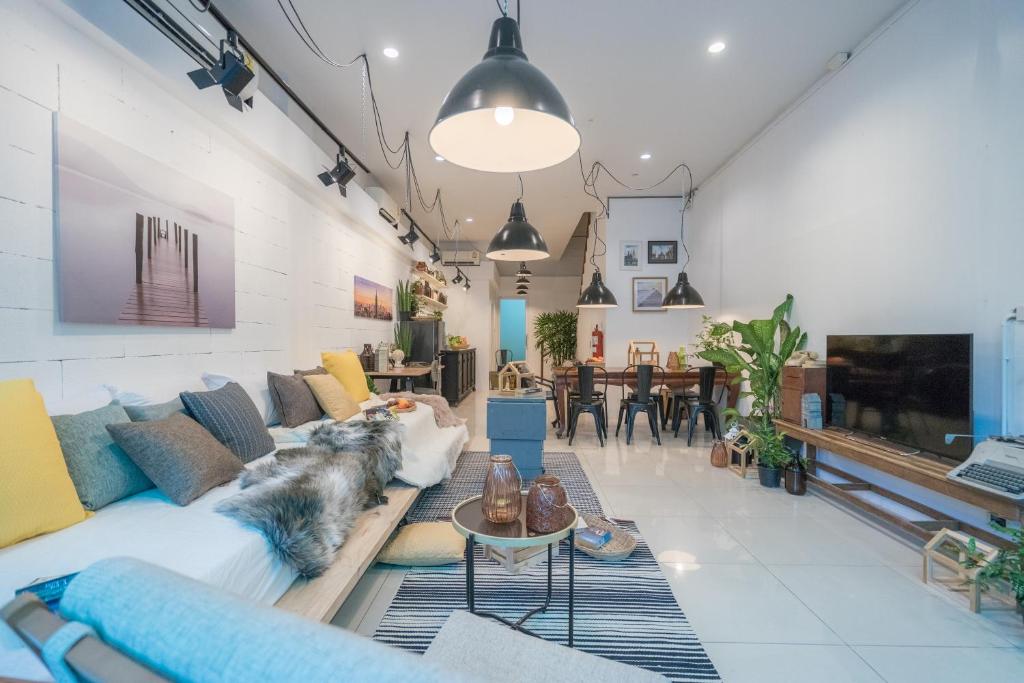 清迈3Bedrooms White Design in heart of Nimman的带沙发和电视的客厅