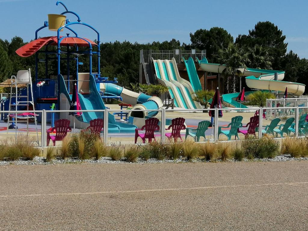 波讷地区圣朱利安jpp marie ange proprietaire的游乐场设有带滑梯和椅子的水上公园