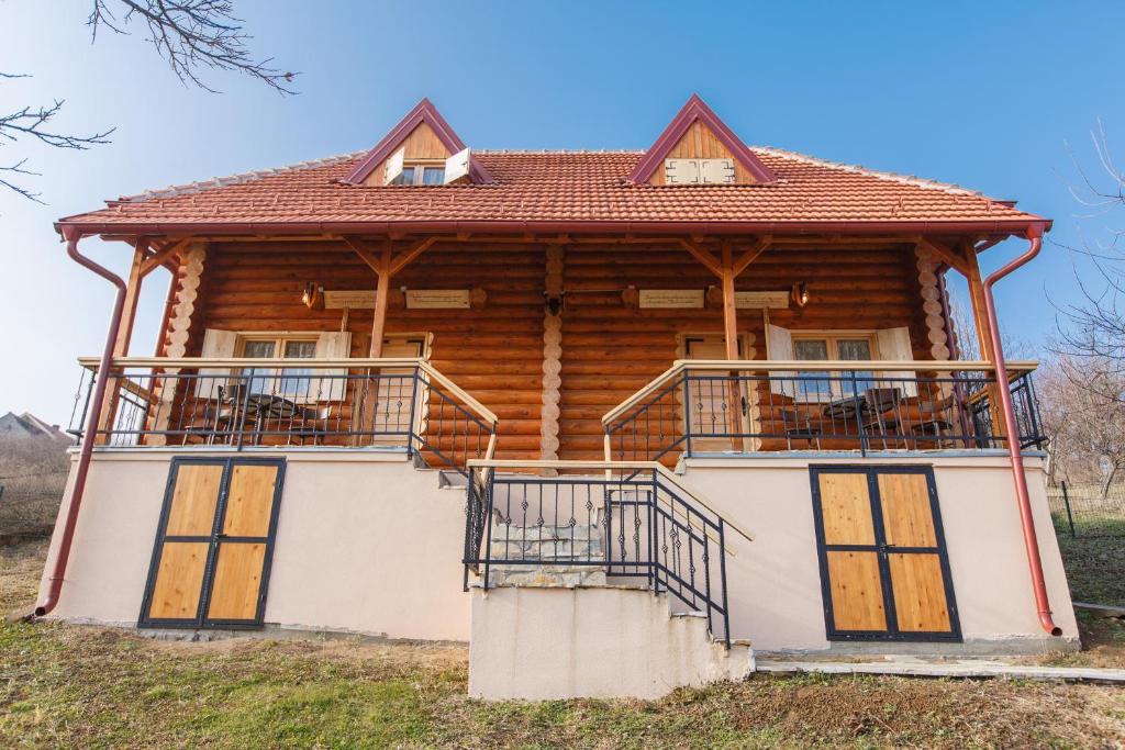 维尔蒂尼克Apartmani Žuti Leptir的小木屋 - 带阳台 - 位于房屋内