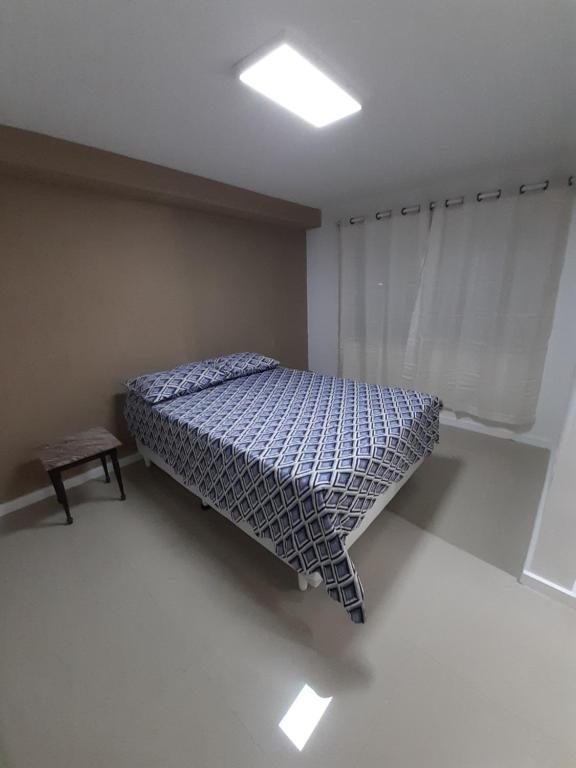 尼泰罗伊Casa Itapuca的一间小卧室,配有床和窗户