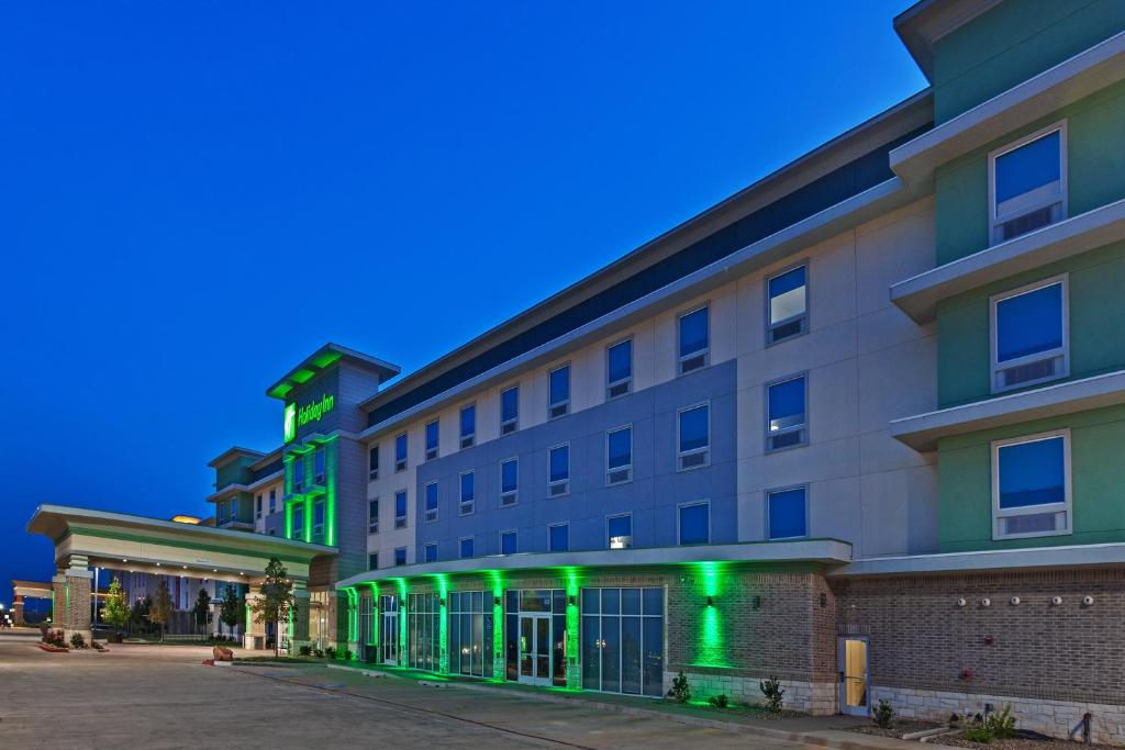阿马里洛Holiday Inn - Amarillo East, an IHG Hotel的建筑的一侧有绿灯