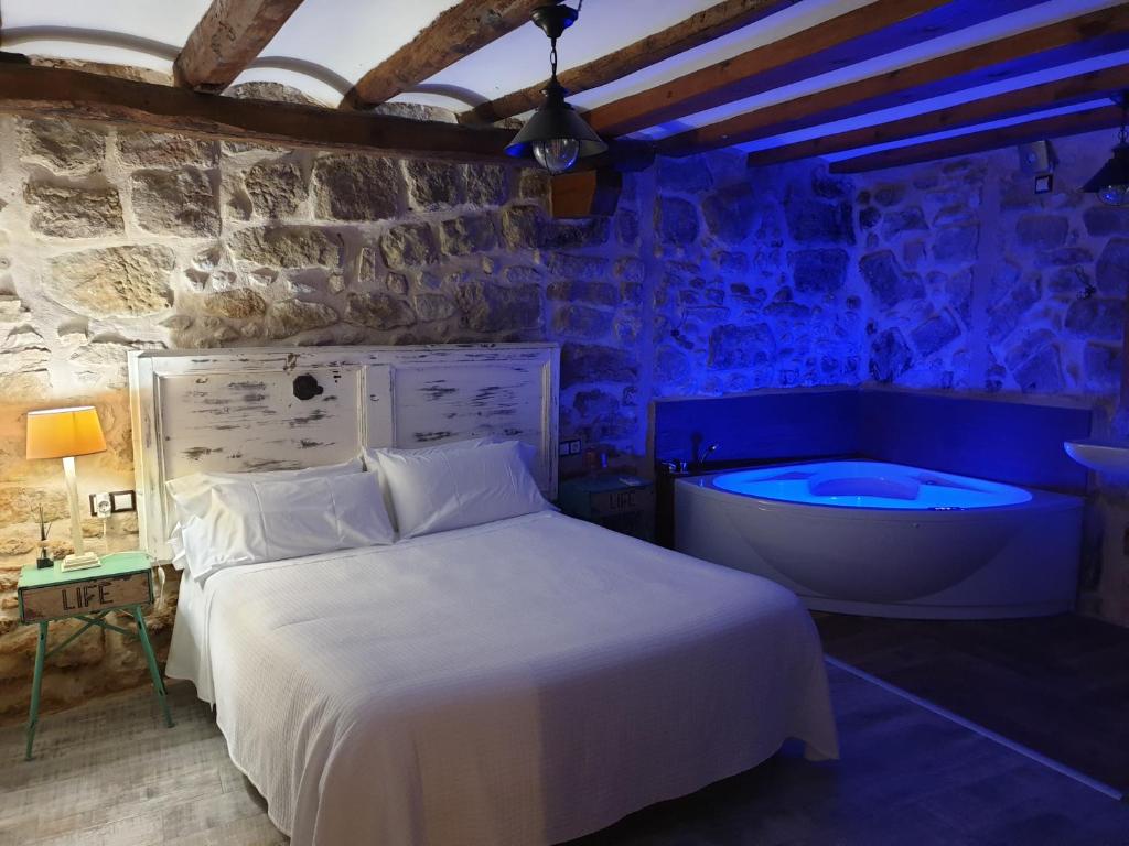 瓦德诺比斯El Racó de Valderrobres的一间卧室配有一张床和浴缸