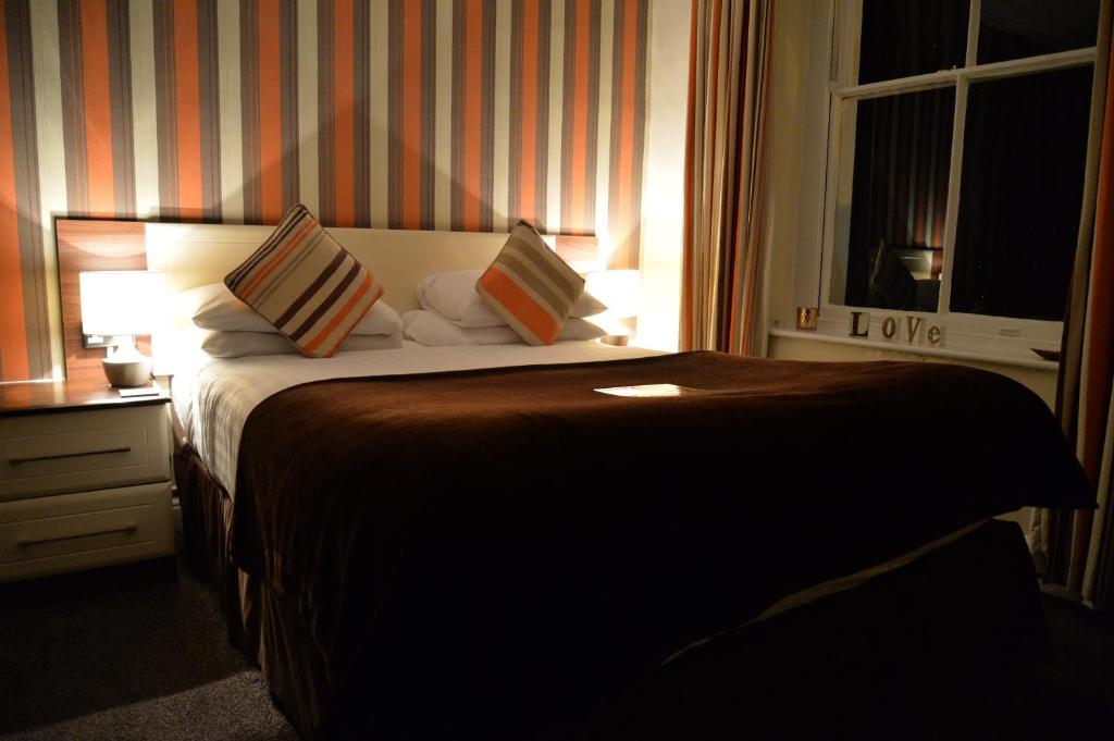 Lauriston &amp; Lawton Court Hotel客房内的一张或多张床位