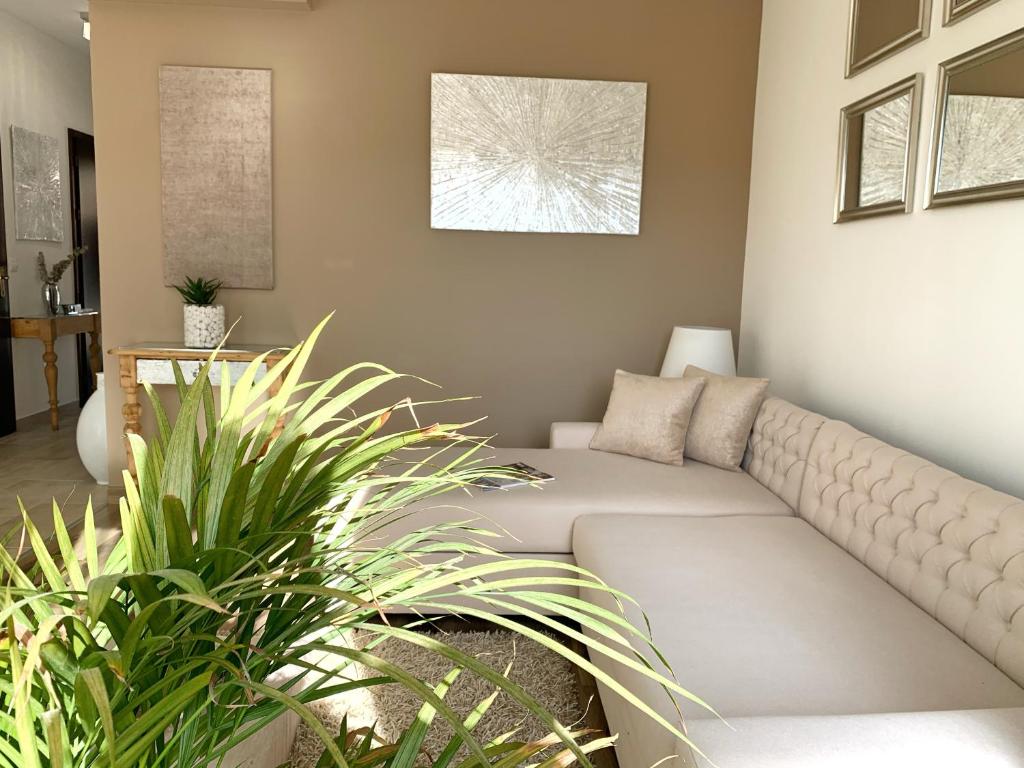 下厄尔什Panoráma apartman的带沙发和一些植物的客厅
