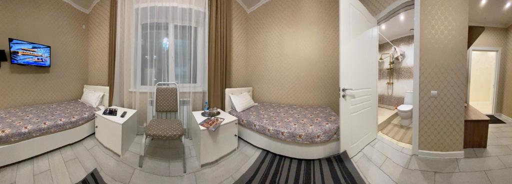 乌拉尔斯克гостинично-ресторанный комплекс AMARI的一间带两把椅子和卫生间的浴室
