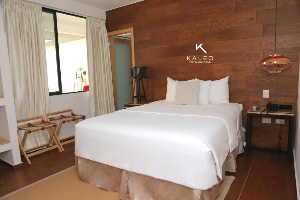 圣萨尔瓦多Kaleo Hotel Boutique的卧室配有一张白色大床