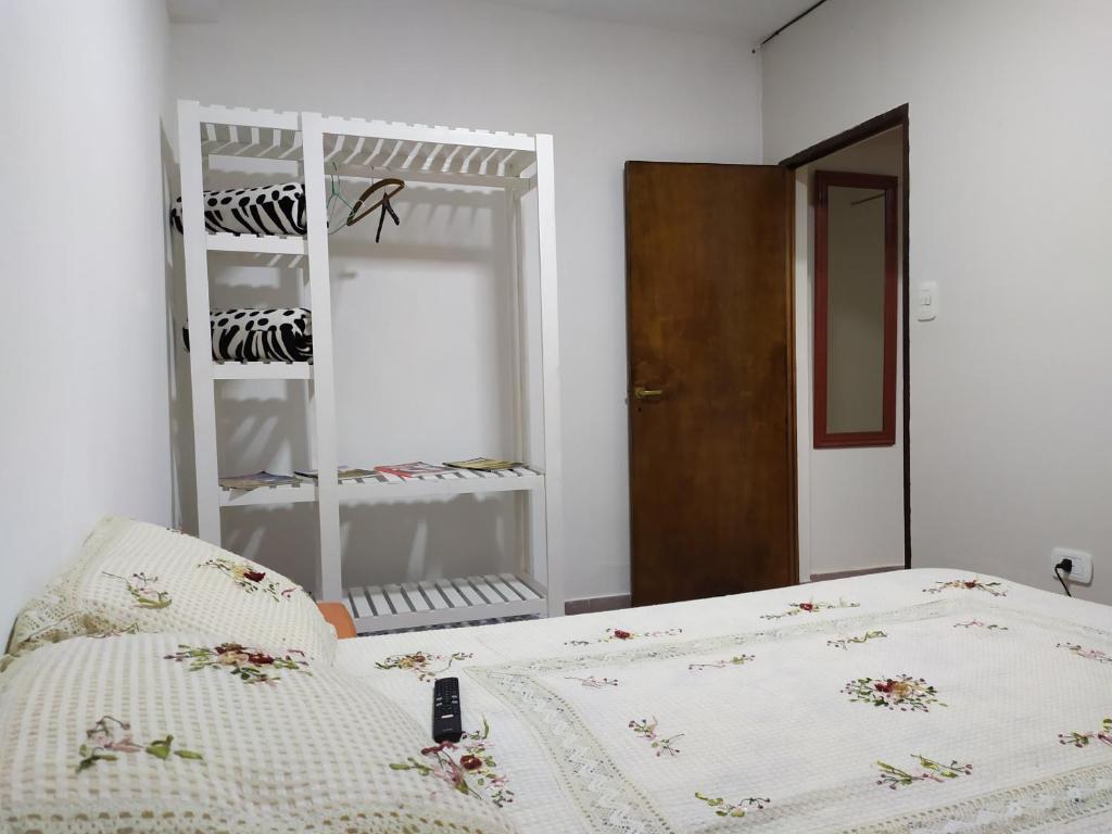 波萨达斯Departamento centrico en Posadas, garage opcional D4的一间白色卧室,配有一张床和一个衣柜