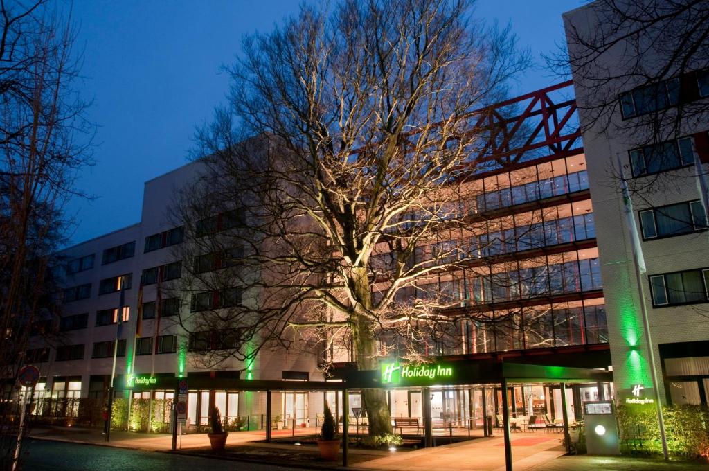 柏林柏林城西假日酒店的前面有棵树的建筑