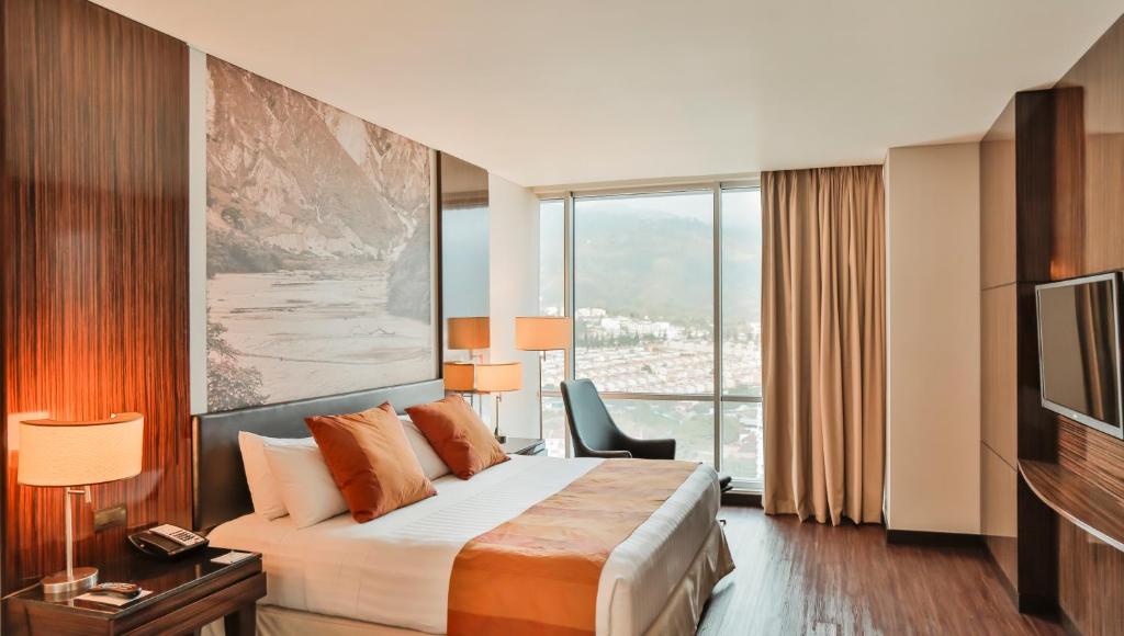布卡拉曼加布卡拉曼加酋长假日酒店的酒店客房设有一张床和一个大窗户