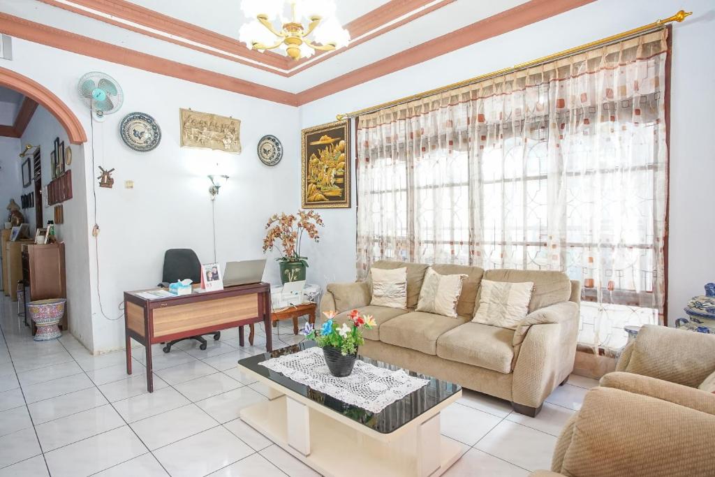 PanikiPAS Residence的客厅配有沙发和桌子