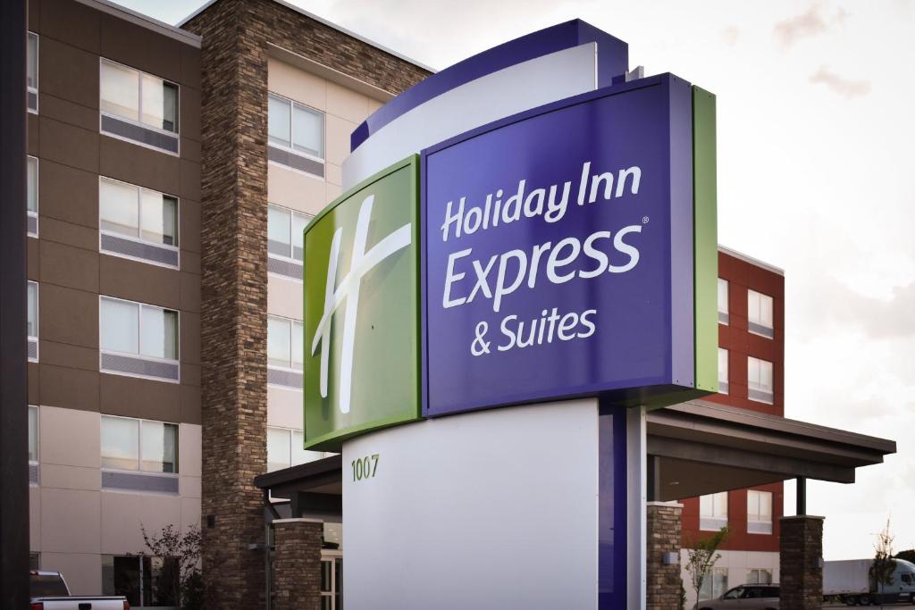 西孟菲斯Holiday Inn Express & Suites West Memphis, an IHG Hotel的度假快捷套房标志