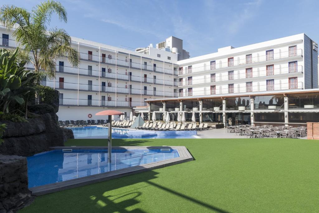 马尔格莱特德玛Hotel Papi Blau的一座设有大型游泳池的酒店和一座度假村