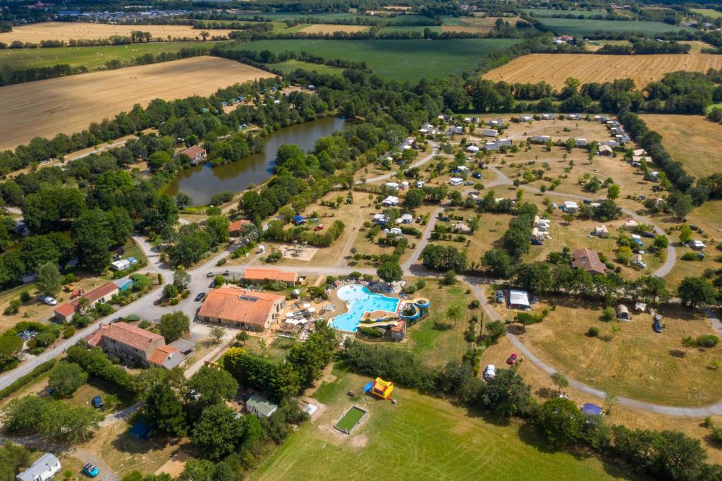 CoëxCamping RCN La Ferme du Latois的享有公园空中美景,设有游泳池