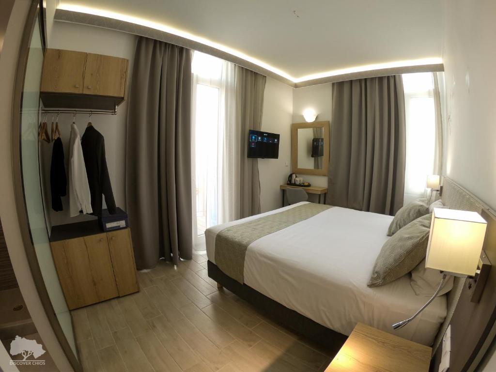 希俄斯Costa Point Chios的酒店客房,配有床和镜子