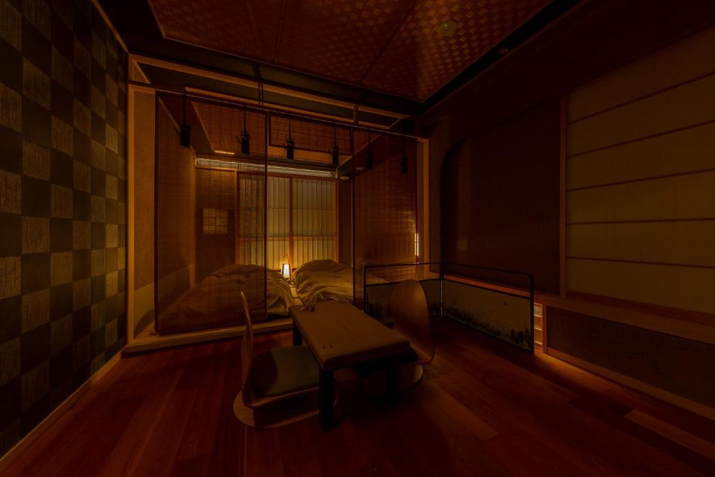 东京cyashitsu ryokan asakusa的客房设有桌子、床和窗户。