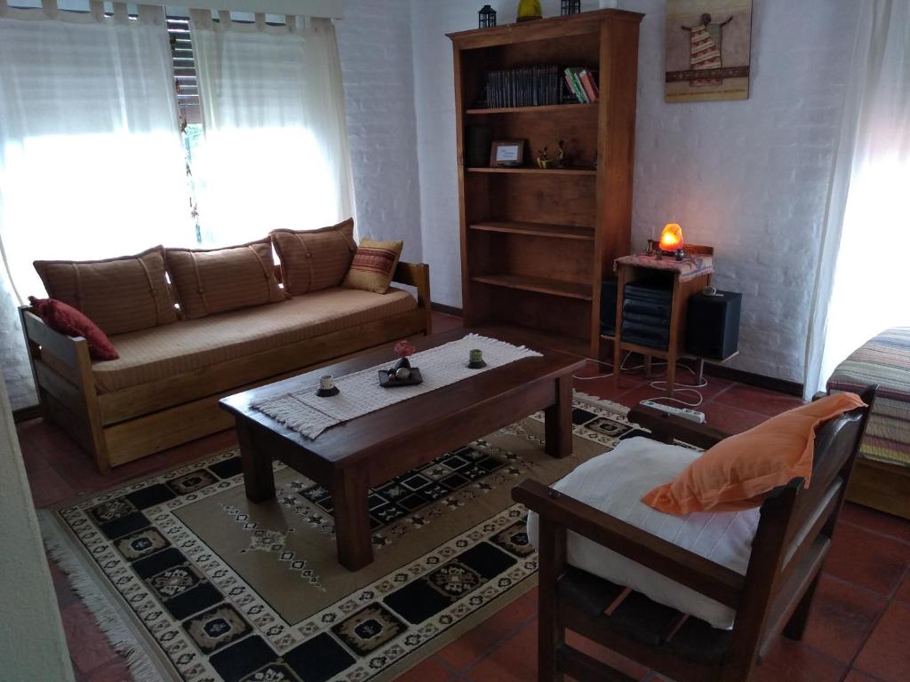 科洛尼亚-德尔萨克拉门托Habitación Gabriela Mistral的带沙发和咖啡桌的客厅