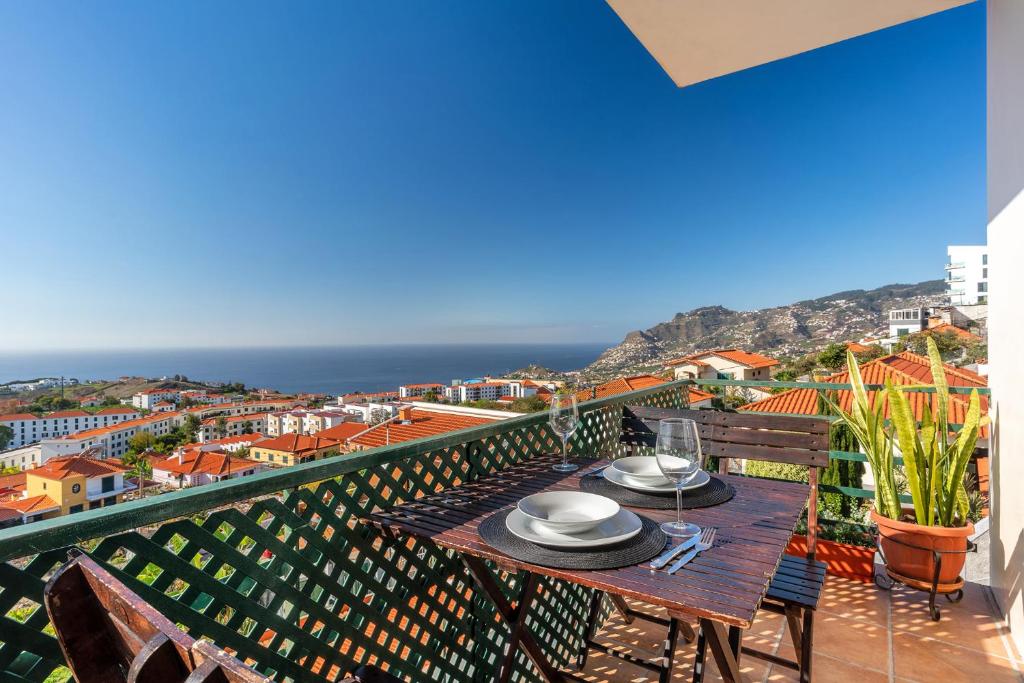丰沙尔Barcelos Apartment by HR Madeira的海景阳台上的桌子