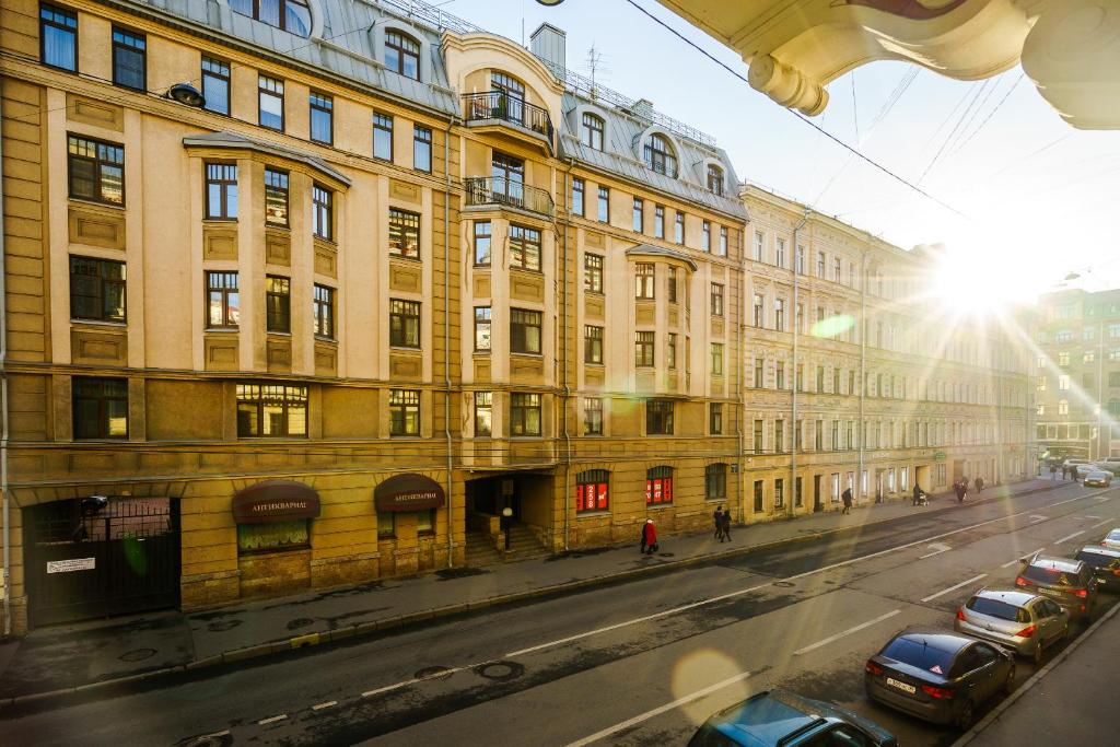 圣彼得堡中庭酒店的一条城市街道,汽车停在建筑前