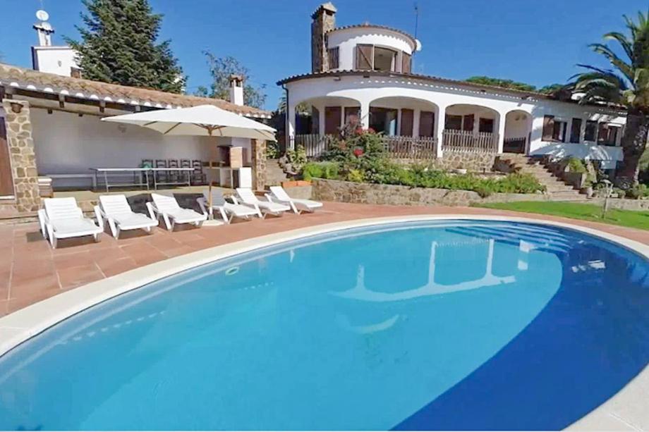 卡隆赫Club Villamar - Anabel的一座大蓝色游泳池,位于房子前
