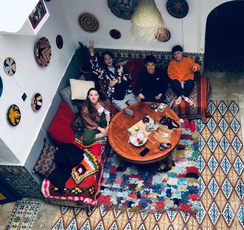 索维拉berber hostel的一群人坐在一个房间里桌子旁