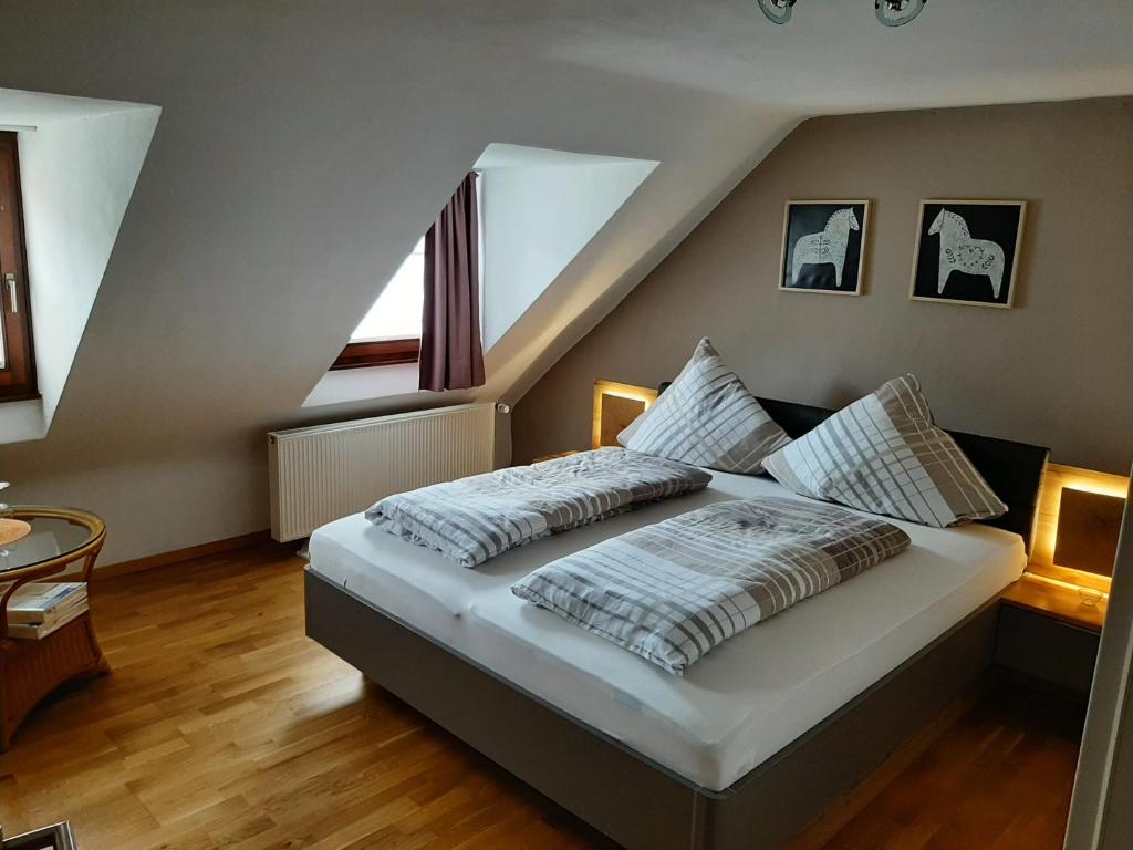 特里滕海姆Ferienhaus Elisa的阁楼上的卧室配有一张大床