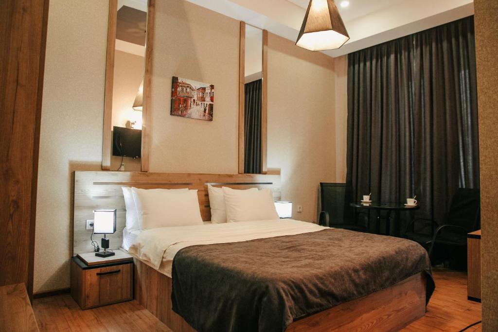 第比利斯City Heart Hotel的酒店客房,配有床和镜子