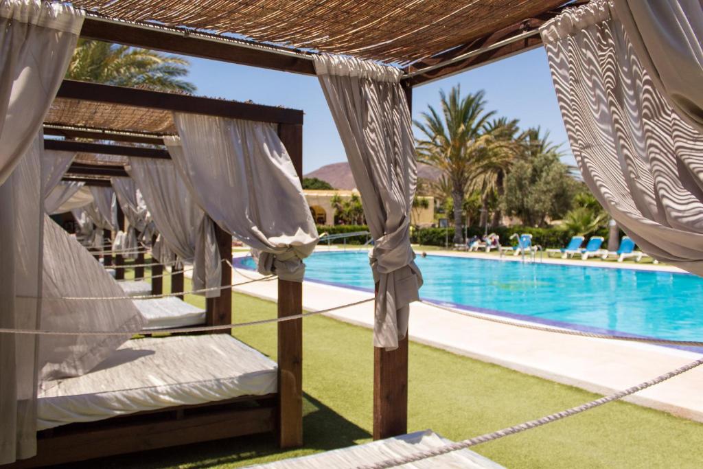 埃斯库约斯圣何塞埃斯库约斯旅游酒店的度假村游泳池畔的吊床