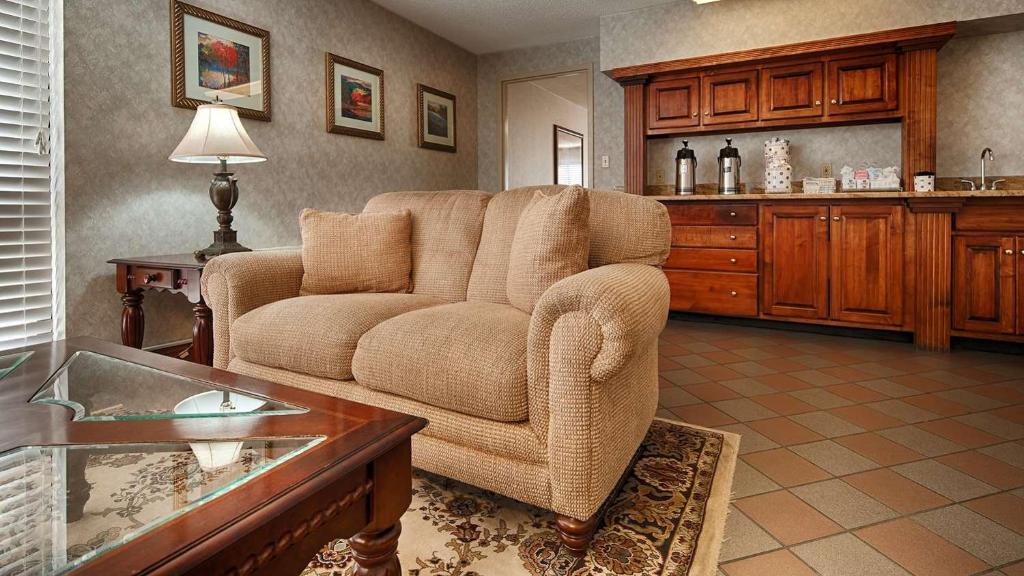 芒特艾里Bryson Inn的客厅配有沙发和桌子