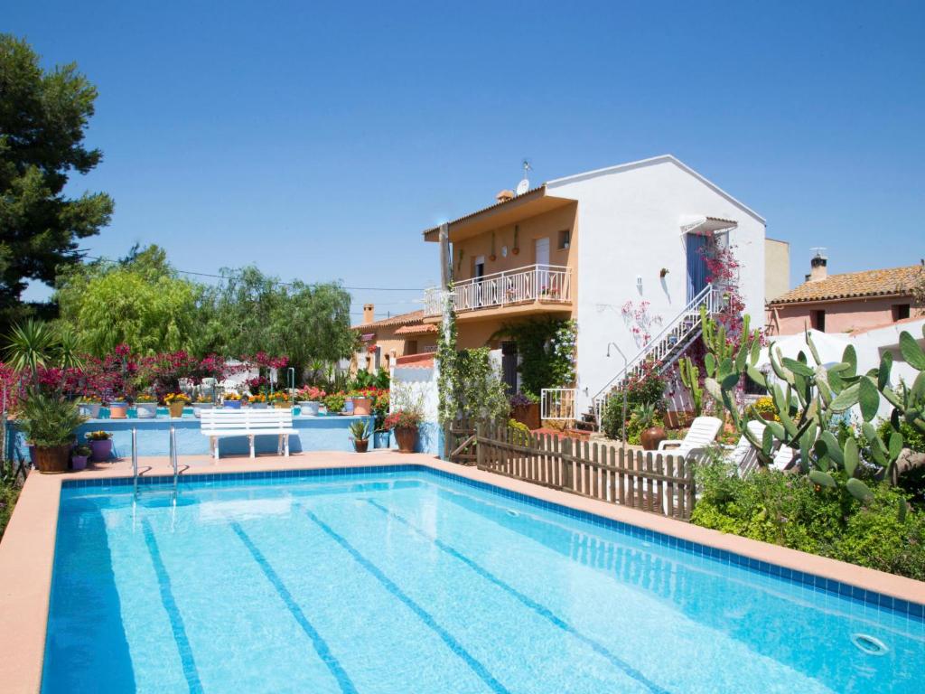 卡马尔莱斯Holiday Home Masia del Mosso by Interhome的房屋前的游泳池