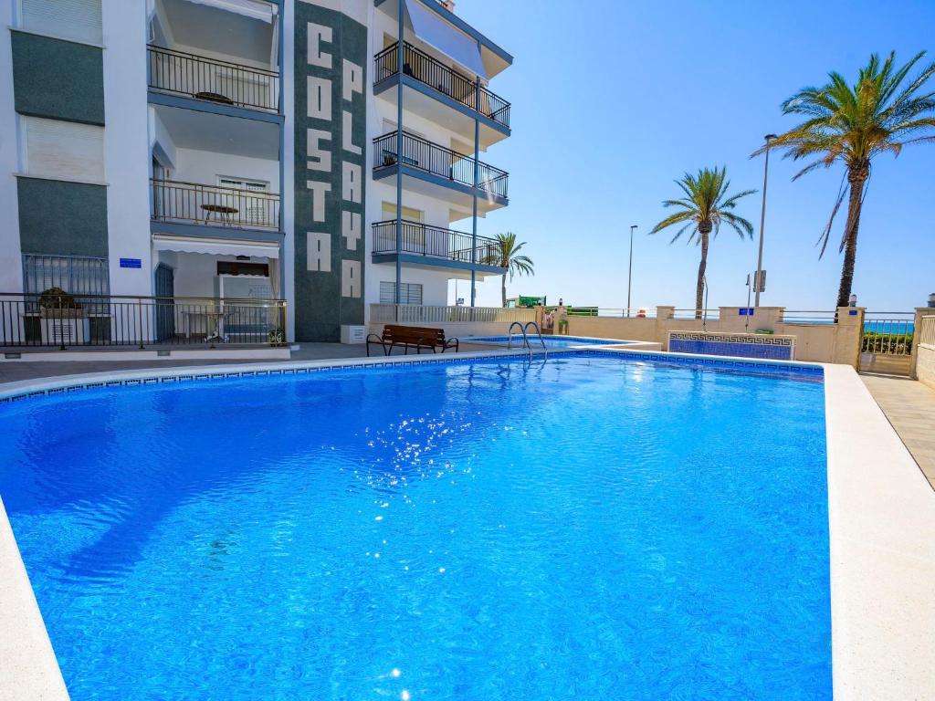 库尼特Apartment Costa Playa by Interhome的大楼前的大型蓝色游泳池