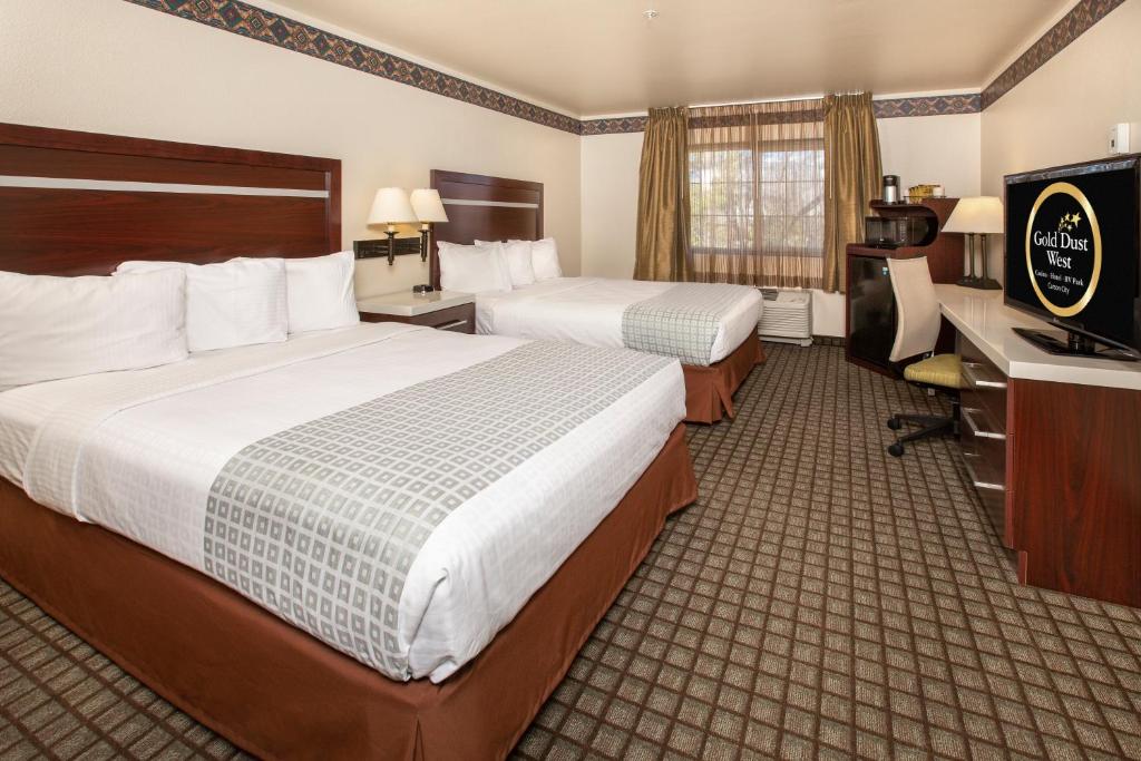 卡森市砂金西酒店的酒店客房配有两张床和一张书桌
