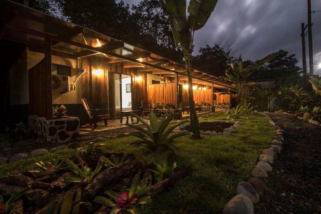 萨拉皮基Tirimbina Rainforest Lodge的夜晚院子里灯火通明的房子