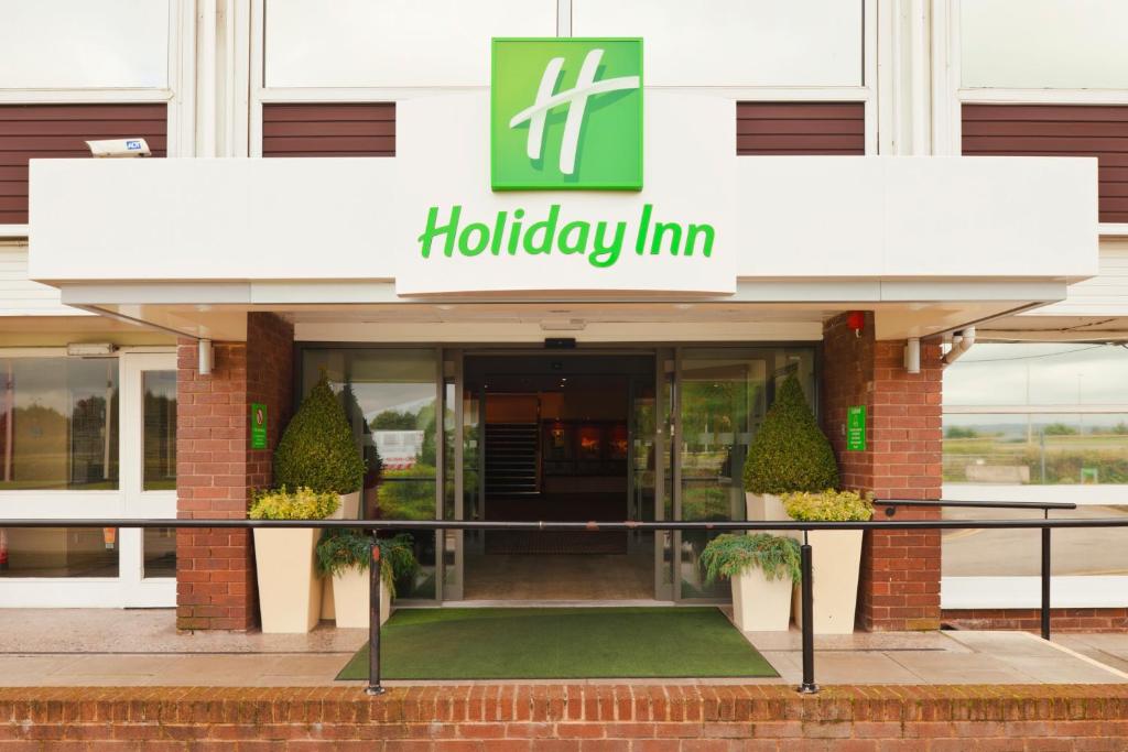 切斯特假日切斯特南部酒店的带有假日旅馆标志的酒店入口