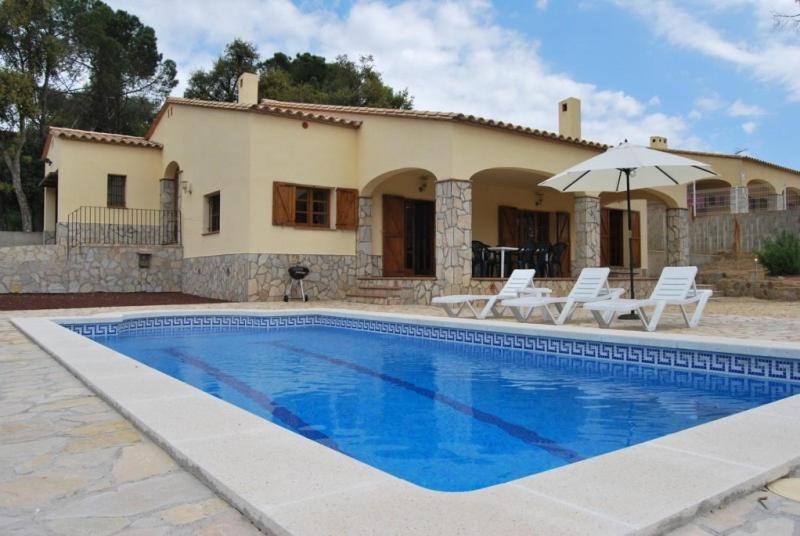 卡隆赫Club Villamar - Guayana的别墅前设有游泳池
