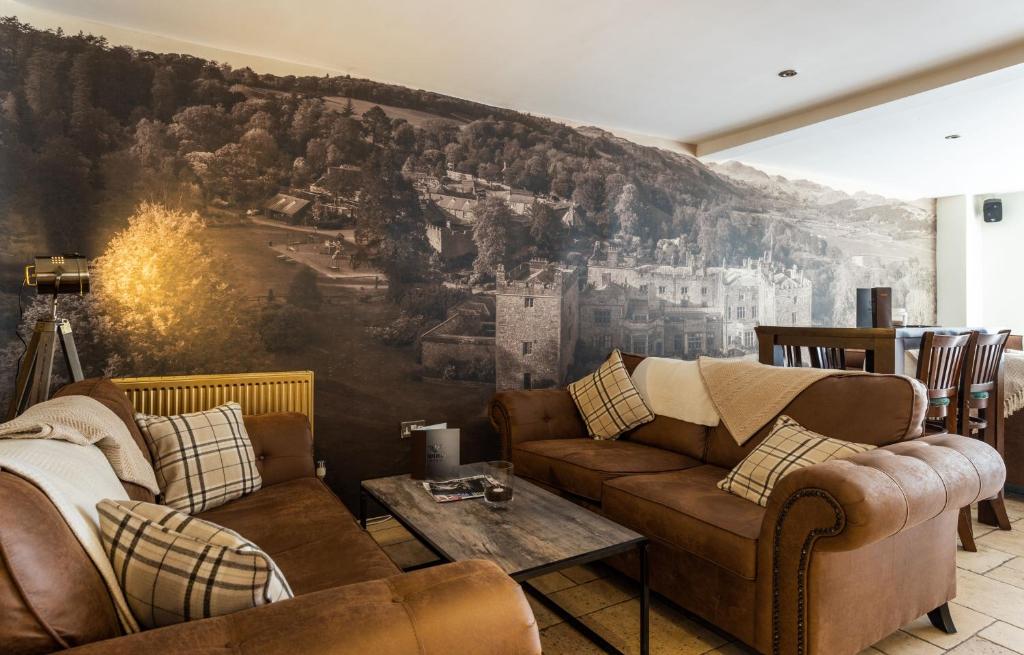 雷文格拉斯佩宁顿酒店的带沙发和壁画的客厅