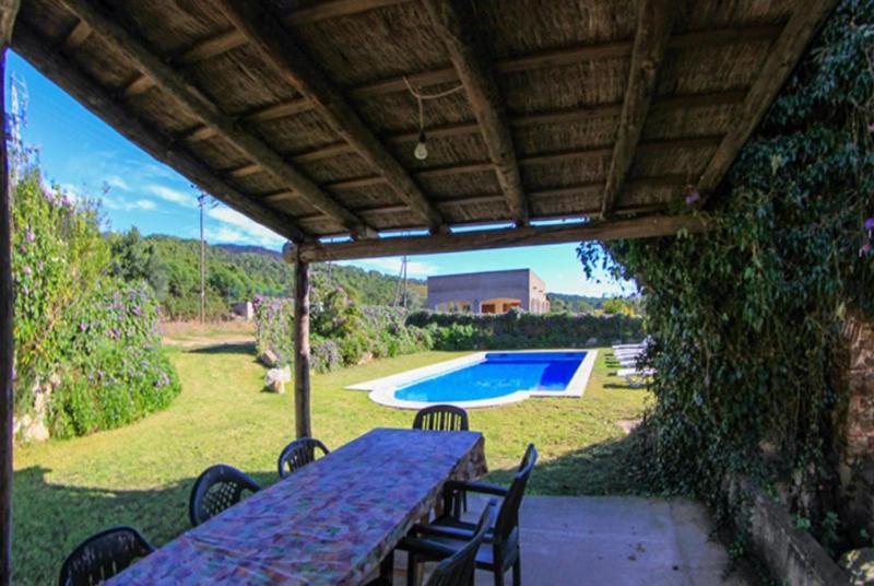 卡隆赫Club Villamar - Mas Pretel的一个带桌椅的庭院和一个游泳池