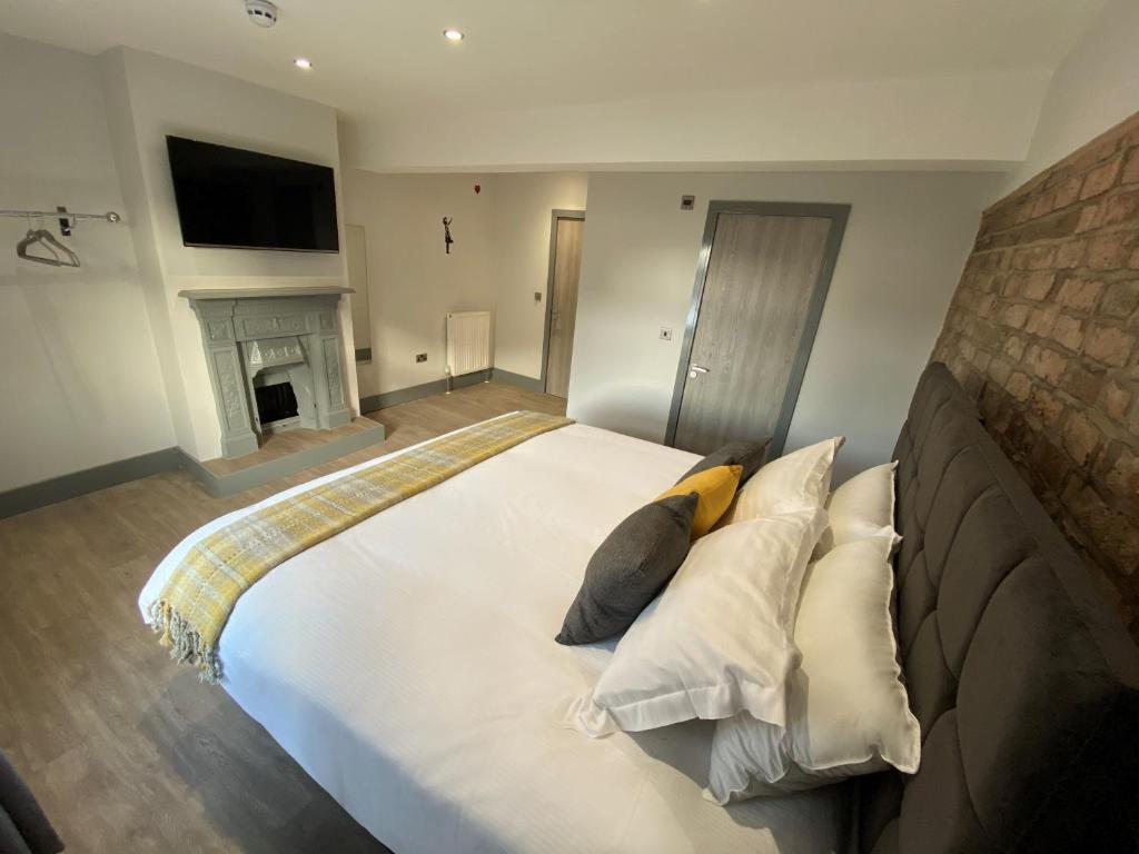 普雷斯顿6Adelphi的卧室设有一张大白色的床铺和壁炉