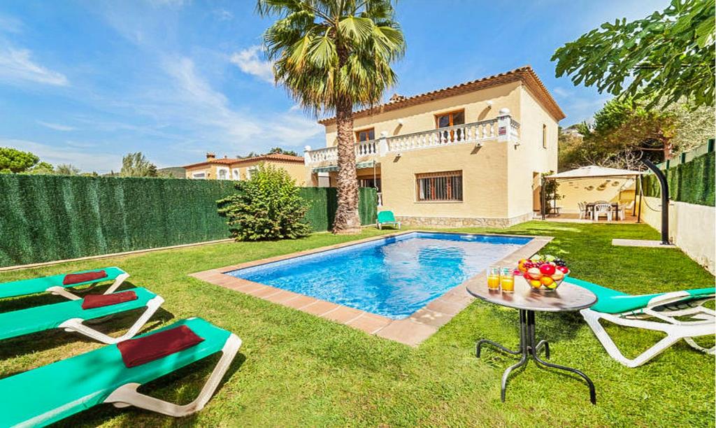 卡隆赫Club Villamar - Ruizman的后院设有游泳池、桌子和椅子