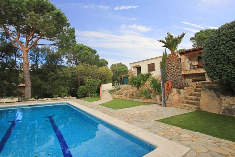 卡隆赫Club Villamar - Senona的一座带房子的庭院内的游泳池