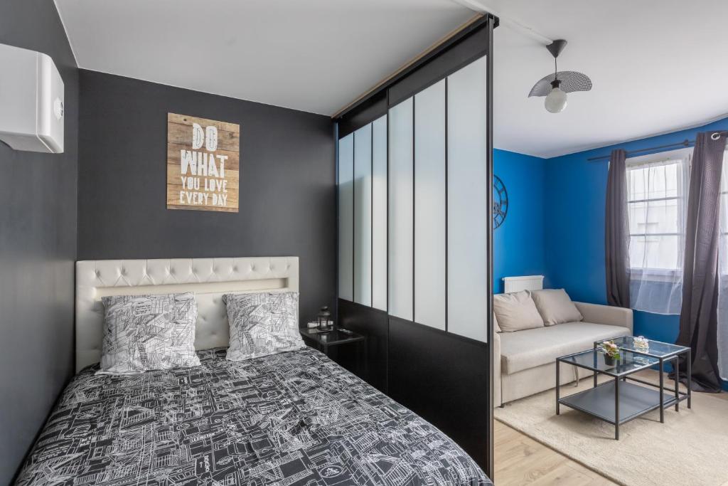 托尔西Appartements proche Paris Disney的一间卧室配有一张床和一张沙发
