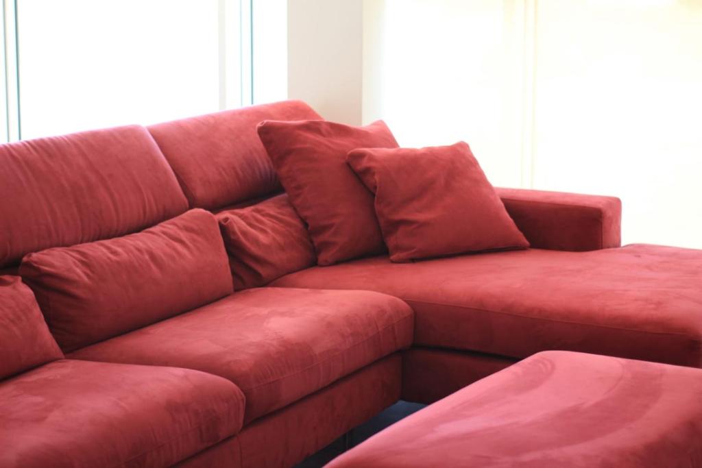 莱切Casa Plancia的红色的沙发,配有两个枕头