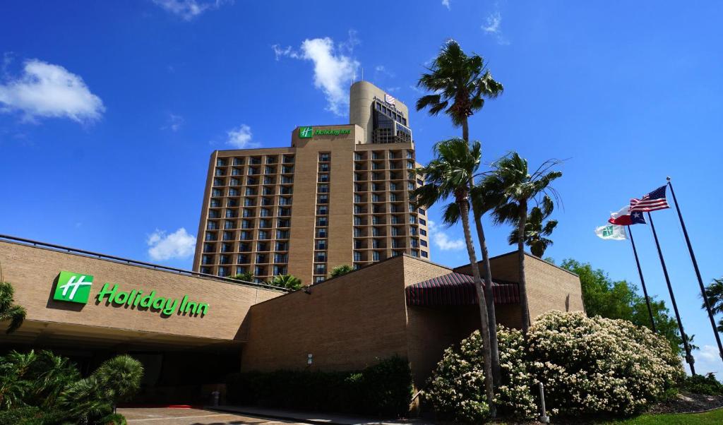 科珀斯克里斯蒂科珀斯克里斯蒂市区滨海假日酒店的棕榈树和一座建筑的希尔顿夏威夷酒店