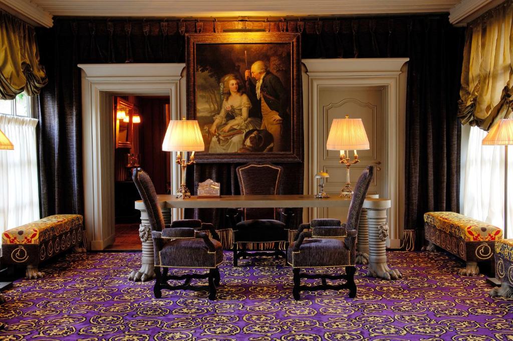 皮米罗勒瑞莱斯米歇尔特拉马城堡酒店的一间带桌子和绘画的用餐室