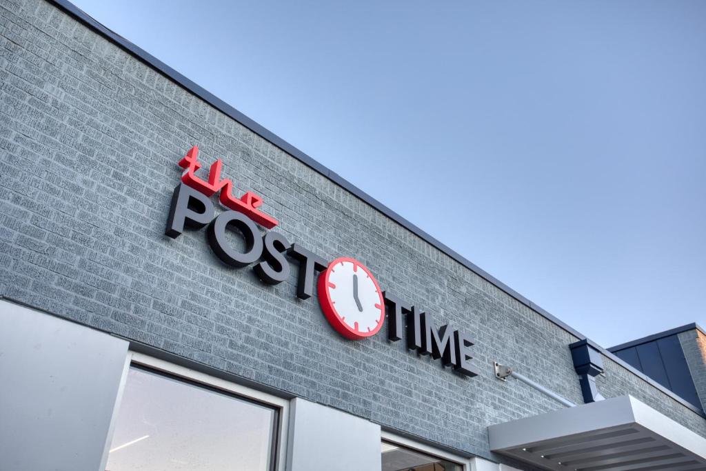 卡尔斯巴德Post Time Inn的商店边的红钟