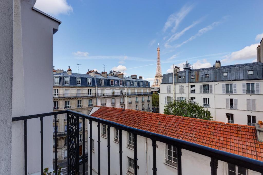 巴黎穆杰酒店的阳台享有艾菲尔铁塔的景致。