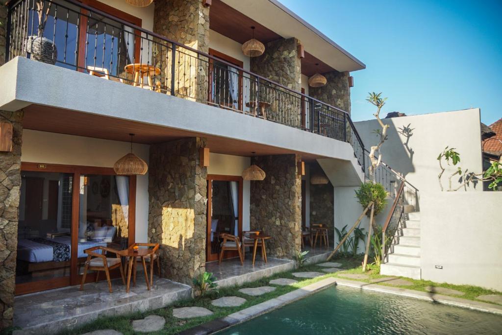 乌布Bisma Terrace Suite Ubud的一座房子前面设有游泳池