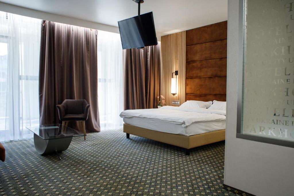 第聂伯罗帕克酒店的配有一张床和一把椅子的酒店客房