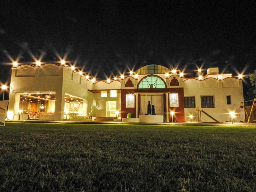艾哈迈达巴德Casa Blanca - A Boutique Resort的一座在晚上有灯的大建筑