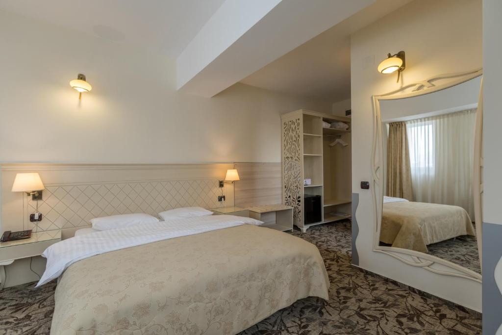 布加勒斯特Casa Siqua的一间卧室设有一张大床和一个大镜子